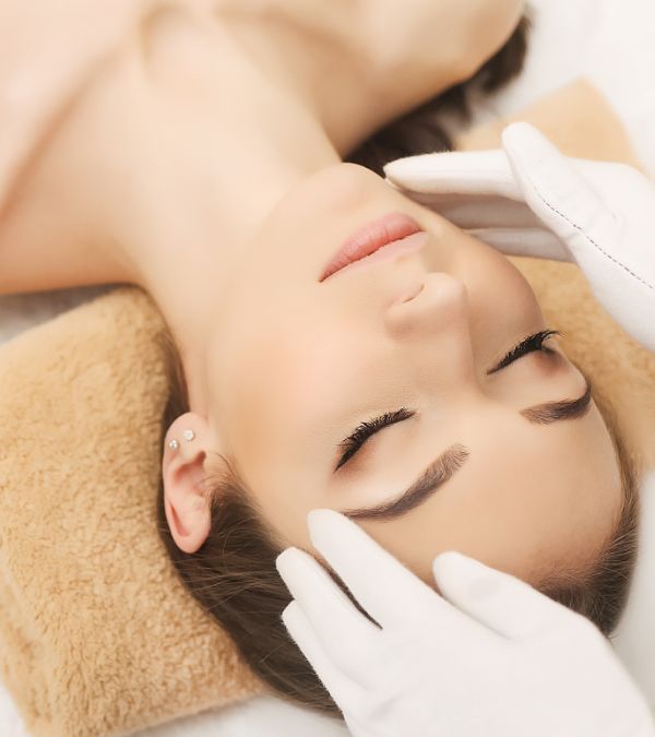 Bellezza e relax: volto rilassato di una ragazza durante un massaggio viso